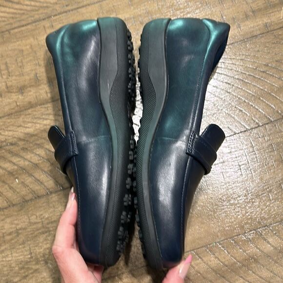 Strictly Comfort Leather navy blue loafer shoes size 7 wide - Picture 7 of 8